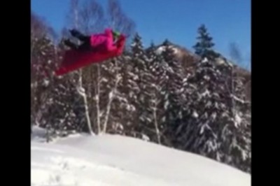 Zjazd na dmuchanym materacu z górki z konkretnym lotem