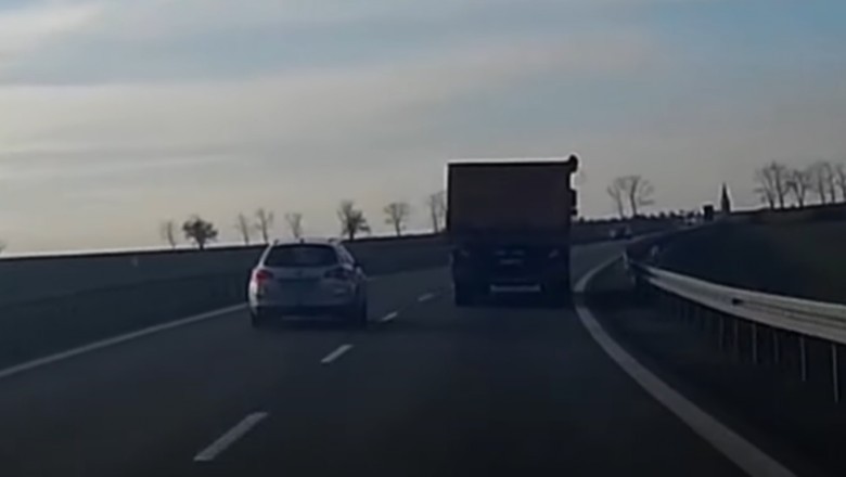 Tak mu się spieszyło, że zepchnął auto z drogi