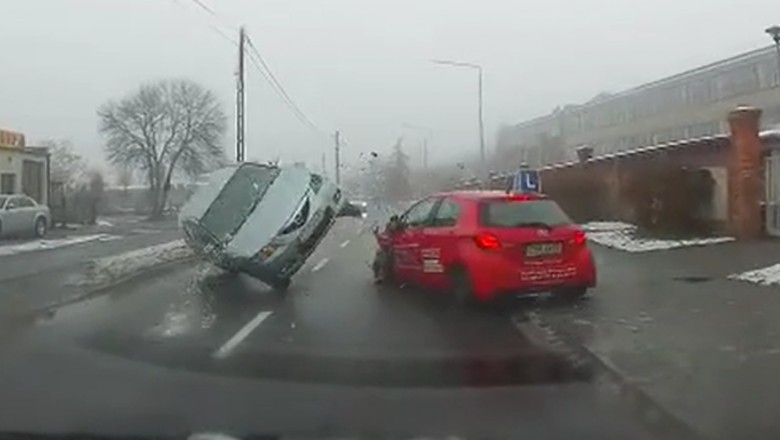 Dachowanie po czołowym zderzeniu z nauką jazdy - nagranie