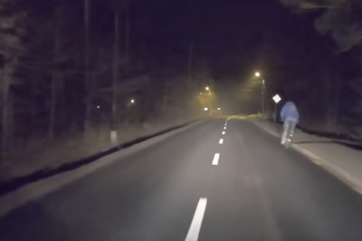 „Ale czy ja do tyłu patrzę?” Kierowca kontra rowerzysta bez oświetlenia
