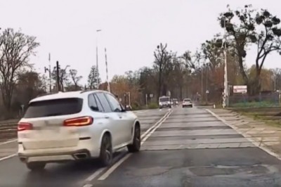 Przeleciał BMW przez przejazd na czerwony. Szybko tego pożałował