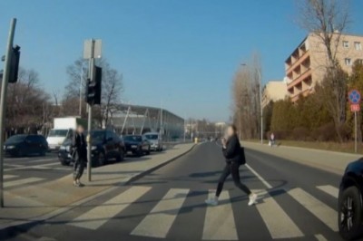 Uwaga, bo idzie gwiazda. Dziewczyna na pasach myśli, że jest niezniszczalna