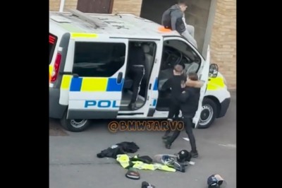 Osiedlowe dzieciaki obrabiają policyjny radiowóz