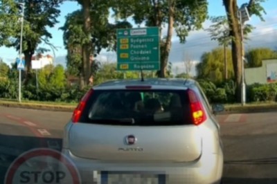 Mistrzowska jazda po mieście kobiety w Punto