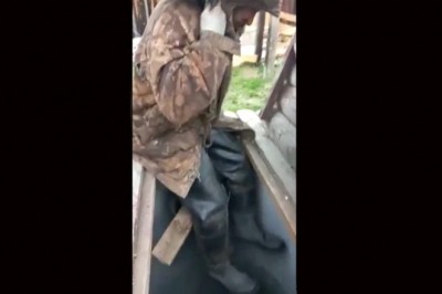 Dwóch fachowców i ich zejście do głębokiej studni