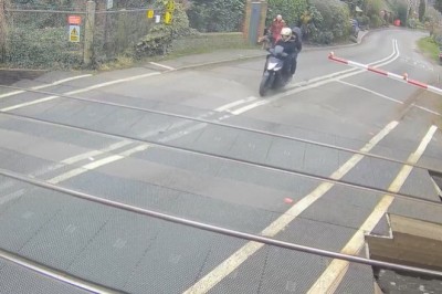 Dwójka na motocyklu kontra pociąg na przejeździe kolejowym