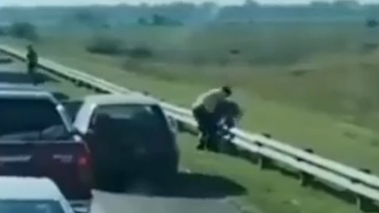 Rozmontowali barierki na autostradzie, aby z niej zjechać