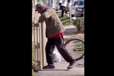 Magik z paletą pokazuje jak zniknąć na środku chodnika