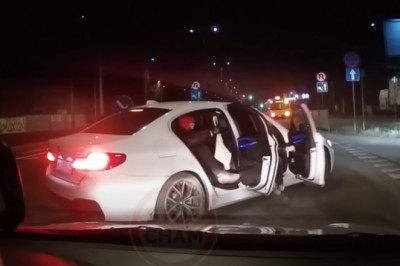 Ekipa z BMW w kominiarkach z baseballami zatrzymuje auto na drodze