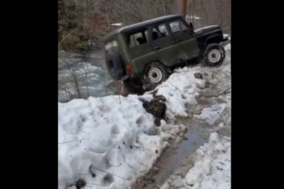 Wyskoczył z auta w ostatnim momencie, bo nie ogarnął wstecznego