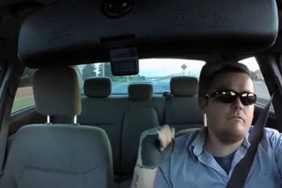 Typ szybko pożałował próby śmiecenia jadąc samochodem