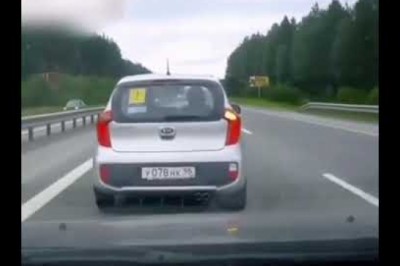 Nauka jazdy kontra kierowca siedzący na zderzaku