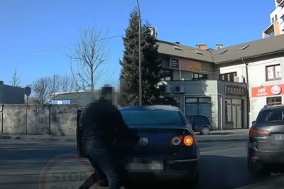 W Krakowie kierowca wyskoczył do drugiego z pałką
