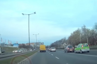 Zażarta walka o bus pas pomiędzy dwoma kierowcami