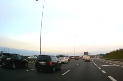 Ściganie się dwóch aut na S2  zakończone wypadkiem