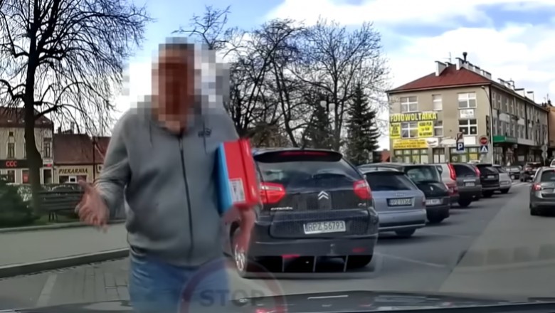 Szeryf miejsca parkingowego wykłóca się w publicznym miejscu