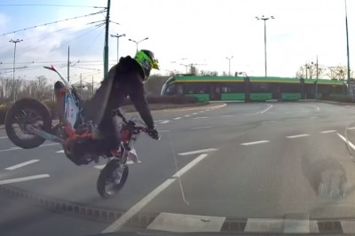 Palenie gumy, jazda na jednym kole i wielkie pretensje do kierowców