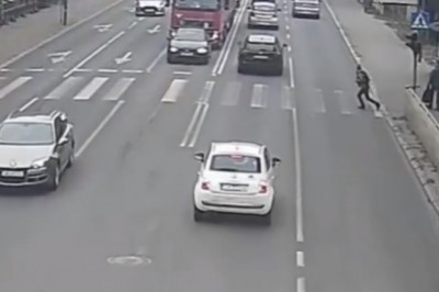 Tak jej się spieszyło, że dosłownie wpadła na jadący samochód