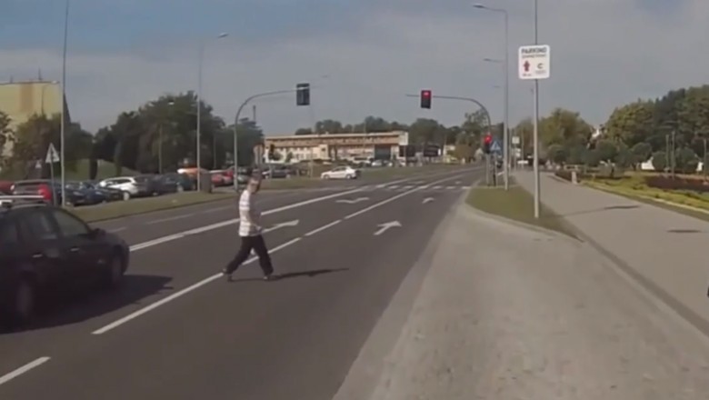 Temu niezniszczalnemu dziadkowi nawet autobus nie przeszkodzi