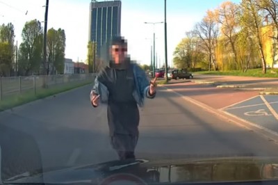 Dla zabawy zablokował drogę i wskoczył na maskę samochodu