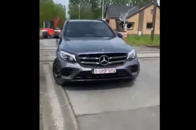 Babcia w Mercu kontra pociąg. Nie wiedziała jak zjechać