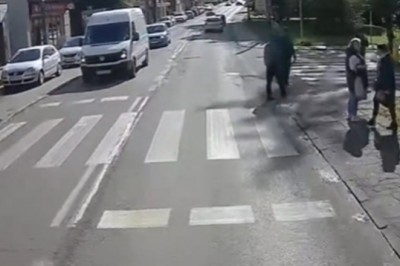 Kobieta wtargnęła na pasy tuż przed nadjeżdżające auto