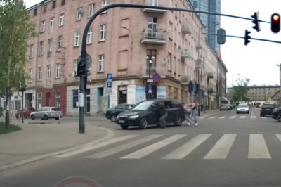 Chcieli pomóc starszemu Panu, ale mocno im nie pykło