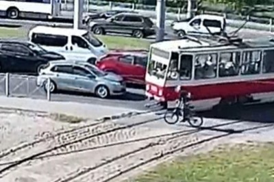 Rowerzysta kontra tramwaj. Wjechał wprost przed niego