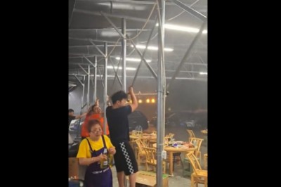 Poświęcili się, aby trzymać namiot w czasie wichury