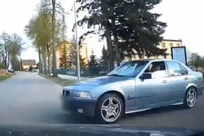 18-latek w starym BMW i jego nieudany „pościg” za kolegą