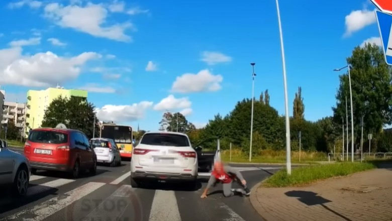 Wysiadł z auta i zaczął szarpać kierowcę Passata