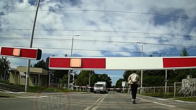 Bezmyślny gość na hulajnodze kontra pociąg