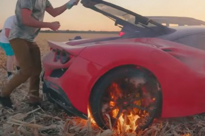 Spalili dwa auta bo wjechali w suche liście na polu