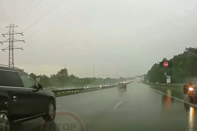 Tak się kończy bezmyślne pędzenie autem na mokrej drodze - A4
