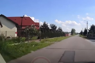 Grażyna kasują auto na drzewie przez niezapięte pasy