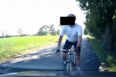 Rowerzysta jadący pod prąd czepia się kierowcy. Kompletnie odjechał