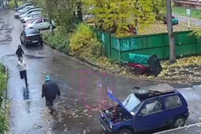 Dziadek szybko zatrzymuje złodzieja, który okradł dziecko