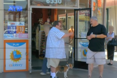 Ziomek potrzymasz mojego psa? Nietypowa akcja pod sklepem