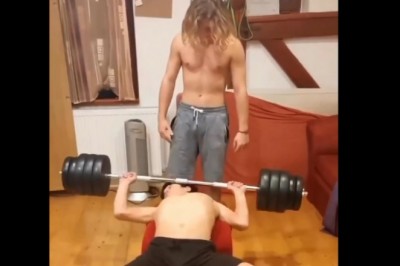 Mistrzowski pokaz wyciskania na klatę. Chyba coś nie pykło