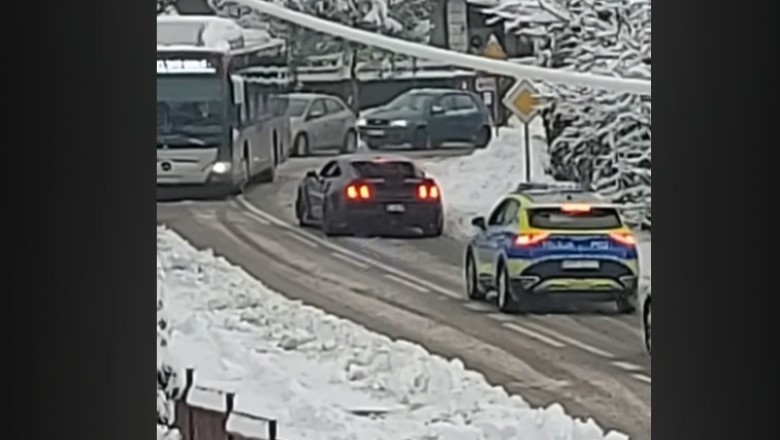 Policjanci olali, strażacy pomogli kierowcy Mustanga