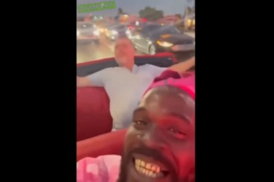 Wyluzowany typ wsiada do cabrio ziomków na światłach