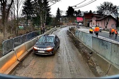 Wjazd na czerwonym i żenujący popis cofania