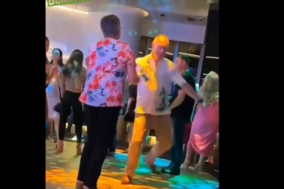 Wujek pokazuje innym jak się wymiata na parkiecie