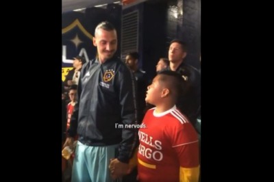 Zlatan daje rady chłopcu z którym wyjdzie na murawę