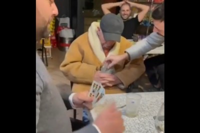 Dziadek przysnął w barze więc goście postanowili sobie zażartować