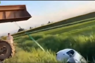 Typ w traktorze rozwalił system swoją pomocą w wyciąganiu auta