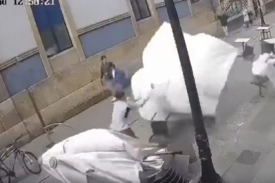 Latający kelner. Nie spodziewał się takich przygód