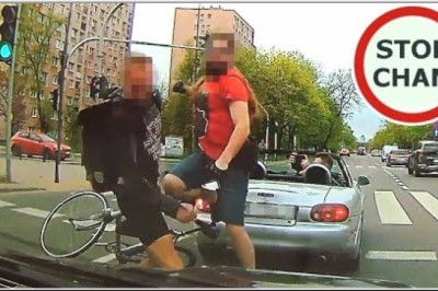 Rowerzysta wystartował z łapami do kierowcy i pożałował