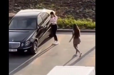 Dziewczyna i problem z Mercem na parkingu. Nie mogła tego ogarnąć