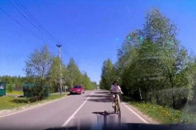 Rowerem na czołówkę z samochodem. Dziewczyna mocno przesadziła